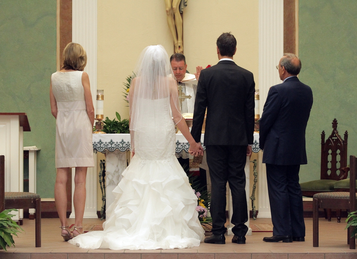 Свидетель может быть родственником. Свидетель на свадьбе. ЗАГС свидетельница на свадьбе. Жених невеста и свидетели. Свидетель на свадьбе фото.